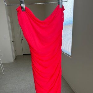 Body-con strapless dress